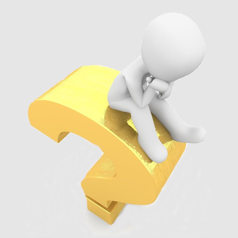 Une figure assise, pensive, sur un symbole de question en or.